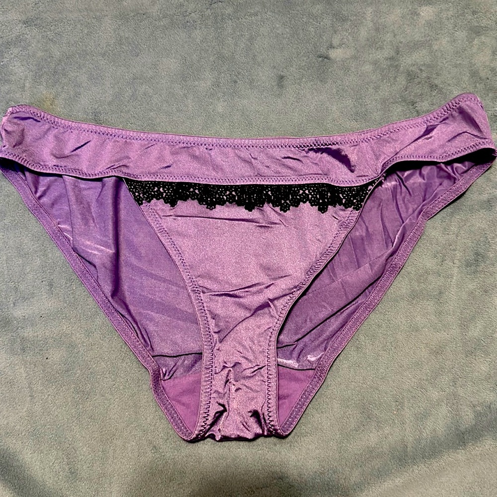 NWOT b.tempted purple black lace trim bikini size M